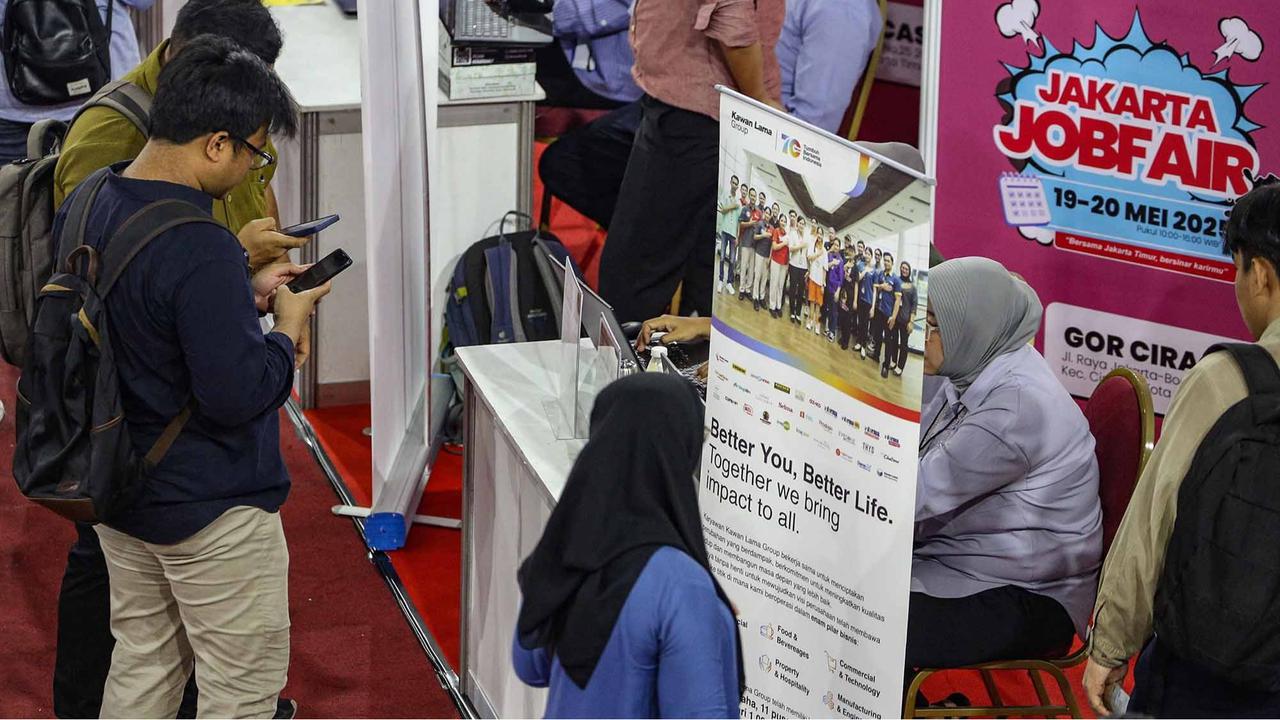 FOTO: Ribuan Pencari Kerja Padati Bursa Kerja di GOR Ciracas