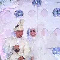 Di kenal sebagai publik figur di negaranya masing-masing, pernikahan Laudya Chintya Bella dan Engku Emran jauh dari kesan mewah dan tampak sederhana. Berikut video yang menunjukkan kesederhanaan di pernikahan Bella dan Emran.