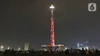 Suasana saat warga menyaksikan pertunjukan video mapping di Monumen Nasional (Monas), Jakarta, Minggu (22/12/2019). Acara ini berlangsung di pelataran barat Tugu Monas pada 22-31 Desember 2019. (Liputan6.com/Herman Zakharia)