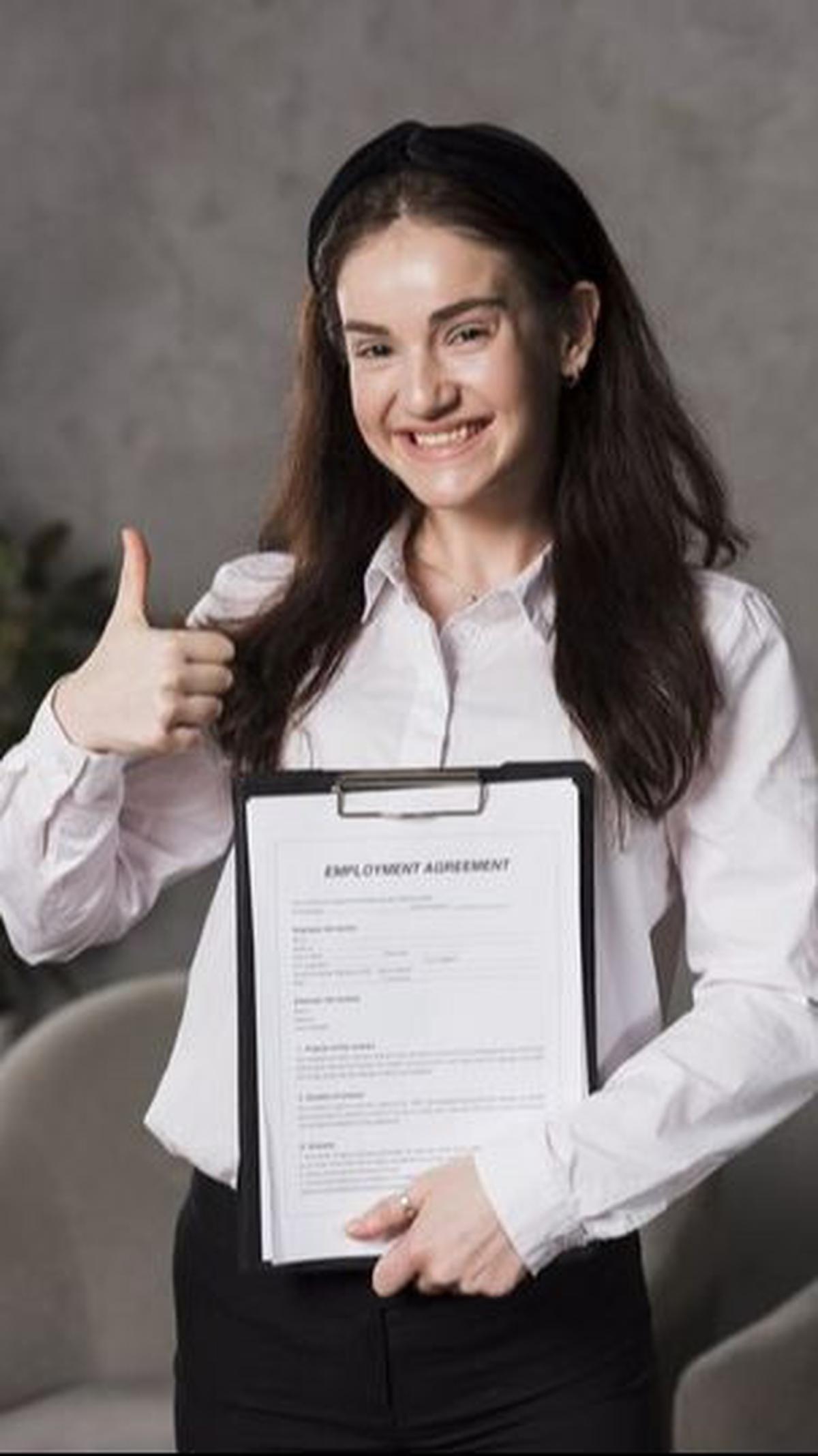 Demikian contoh-contoh CV dan urutan langkah dalam membuat CV. Selamat mencoba dan semoga berhasil mendapatkan pekerjaan yang diincar!