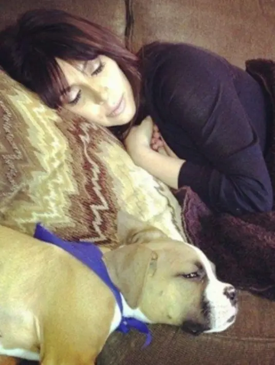 Kim Kardashian pun ikut tidur siang bersama dengan anjingnya di sofa. (HollywoodLife)