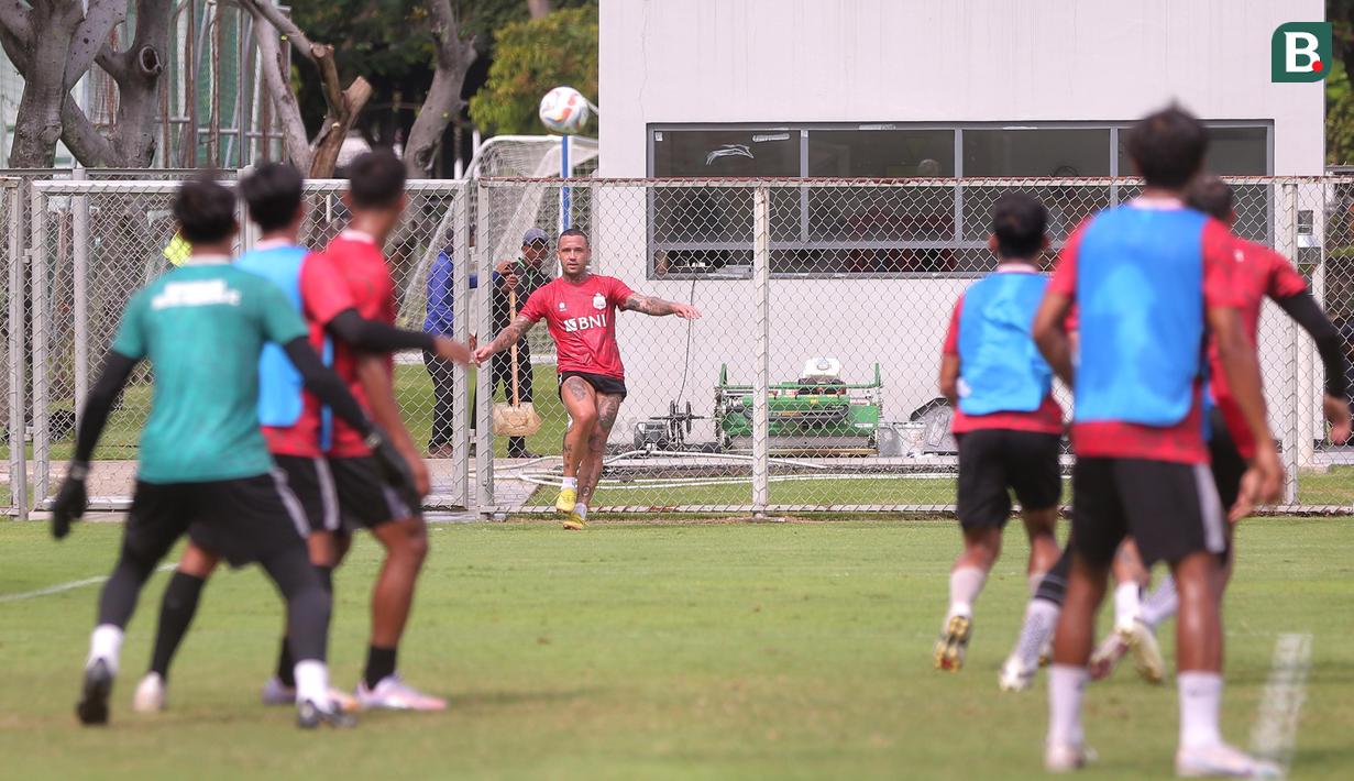 Pemain Bhayangkara FC, Radja Nainggolan, melepaskan tendangan sudut saat sesi latihan di Lapangan B Senayan, Jakarta, Jumat (12/1/2023). The Guardian menggaet pemain top dunia ini untuk menambah amunisinya dalam mengarungi BRI Liga 1. (Bola.com/M Iqbal Ichsan)