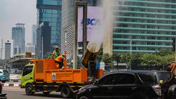 Penyemprotan water mist ini dilakukan untuk mengurangi polusi udara di Jakarta. (merdeka.com/Arie Basuki)