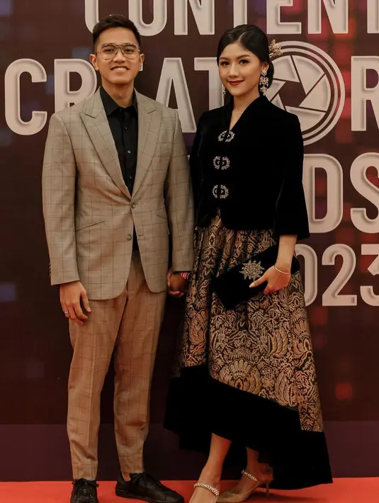 Lengkapi penampilannya, Erina terlihat elegan dengan mules heels Jimmy Choo berwarna keemasan [@erinagudono]