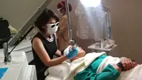 Dr Dwindy sedang melayani pasien dengan treatment laser picoway (dok Liputan6.com/Ossid Duha Jussas Salma)
