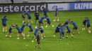 Para pemain Sevilla melakukan latihan jelang laga Piala Super Eropa di Puskas Arena, Hungaria, Kamis (24/9/2020). Sevilla akan berhadapan dengan Bayern Munchen. (Laszlo Szirtesi/Pool via AP)
