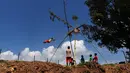 Anak-anak bermain di ayunan khas negara Nepal di Lalitpur pinggiran kota Kathmandu, Nepal (26/9). Ayunan yang dikenal dengan sebutan 'Dashain Ping' ini bisa dimainkan orang-orang dari segala usia. (AFP Photo/Prakash Mathema)