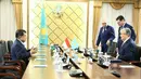 Ketua Senat Kazakhstan Kassym-Jomart Tokayev menerima Wakil Presiden (Wapres) Jusuf Kalla dalam kunjungan kehormatan di Astana, Kazakhstan, Senin (11/9). Keduanya saling bertukar ide tentang sistem pemerintahan. (Tim Media Wapres/Syamsu Millah)