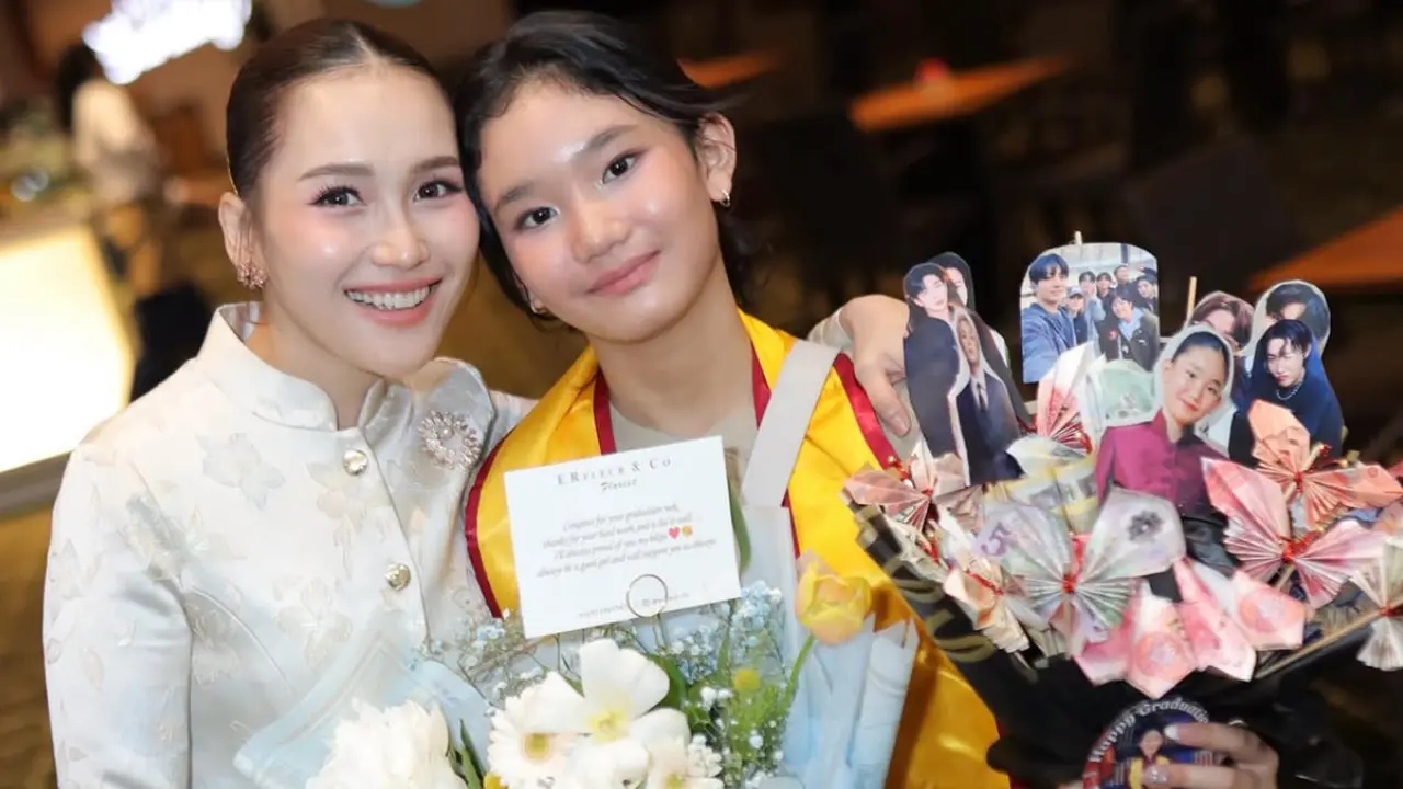 Ayu Ting Ting saat Hadir Wisuda Bilqis yang Lulus SD