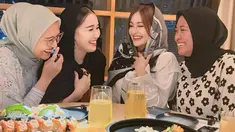 Ayu Ting Ting memperlihatkan kedekatannya dengan para sahabat dari kalangan non seleb. Ayu dan tiga sahabatnya tampak bertemu dalam momen bukber. Hubungan persahabatan mereka diketahui sudah cukup lama. Tak heran, keakraban terlihat jelas di raut wajah mereka saat berpose candid. (Liputan6.com/IG/@ayutingting92)