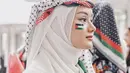 Begitu pula dengan Dinda Hauw yang terlihat mengenakan Sorban saat aksi bela Palestina. Ia tampak mengenakan hijab warna putih dengan sorban di atasnya. [@dindahw]