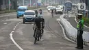 Polisi saat penertiban pesepeda yang keluar jalur di kawasan Sudirman-Thamrin, Jakarta Pusat, Rabu (2/6/2021). Wakil Gubernur DKI Jakarta Ahmad Riza Patria mengatakan, sepeda road bike diperbolehkan untuk melintas di Jalan Sudirman-Thamrin pada hari kerja Senin-Jumat. (Liputan6.com/Faizal Fanani)