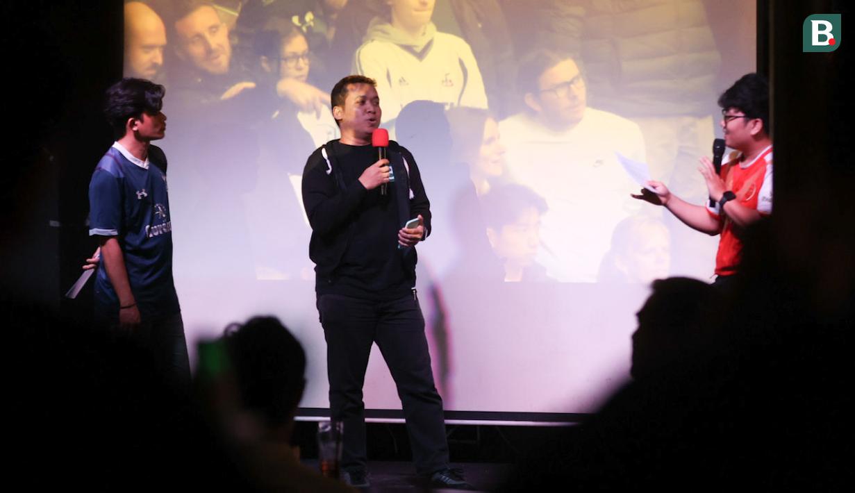 Jurnalis Bola.com, Gerendo Pradigdo (tengah) memberikan prediksinya dalam acara nonton bareng Roaring Night Liga Inggris 2023/2024 antara Tottenham Hotspur kontra Arsenal di Treehaus Kemang, Minggu (28/4/2024) malam WIB yang digelar komunitas penggemar Tottenham Hotspur, IndoSpurs Jakarta. (Bola.com/Abdul Aziz)