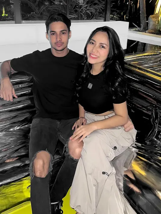 Atau tampil seragam dengan kekasih seperti dilakukan Rachel dan Salim di sini juga menarik untuk ditiru. Rachel dengan cropped t-shirtnya yang berwarna hitam dan celana panjang berwarna beige. Salim tampil dengan atasan kaus berwarna hitam juga, dipadu dengan celana jeans hitam. Foto: Instagram.