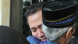 Lukman Sardi memeluk kerabatnya saat ayahnya, Idris Sardi meninggal dunia, Senin (28/4/2014)  (Liputan6.com/Panji Diksana).