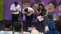 Direktur Utama (Dirut) KAI Didiek Hartantyo ditemani Executive Vice President PT KAI Yuskal Setiawan dan VP Public Relations PT KAI Anne Purba membungkuk pada Minggu (3/8/2025) sebagai permohonan maaf kepada penumpang terdampak anjloknya KA Argo Bromo. (dok. Humas KAI)