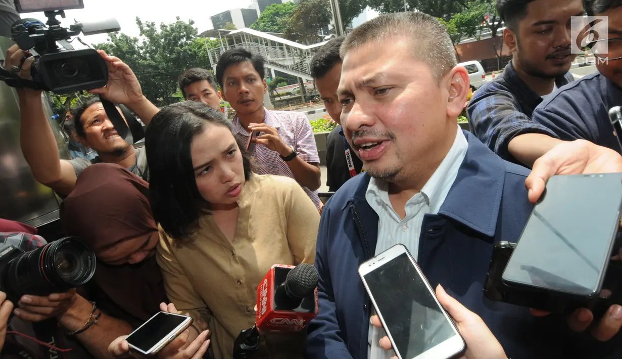 Ketua Fraksi PAN Mulfachri Harahap menjawab pertanyaan setibanya di Gedung KPK, Jakarta, Rabu (20/2). Mulfachri diperiksa sebagai saksi kasus dugaan tindak pidana korupsi terkait Dana Alokasi Khusus (DAK) untuk Kabupaten Kebumen. (Merdeka.com/Dwi Narwoko)