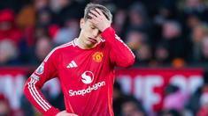 Manchester United babak belur lagi di kandang sendiri. Alejandro Garnacho dan kawan-kawan kalah dari tim tamu Bournemouth dengan skor telak 0-3. (AP Photo/Dave Thompson)
