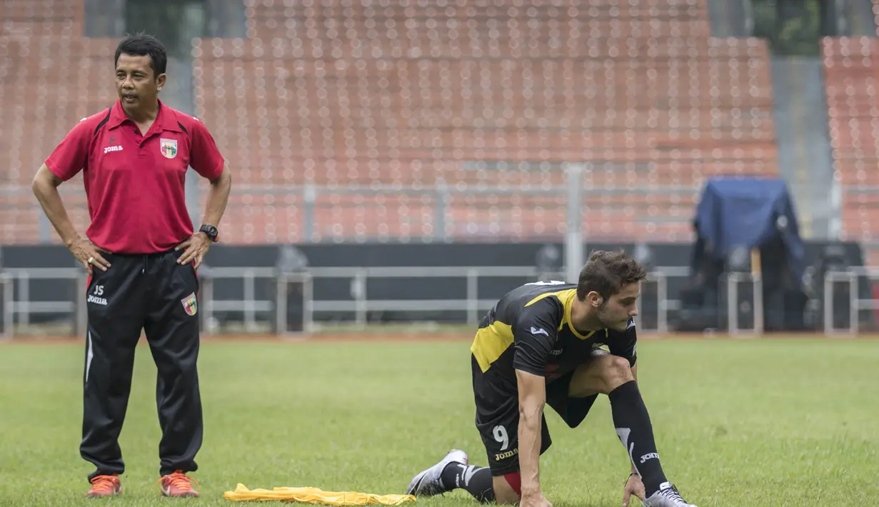 Pelatih Mitra Kukar, Jafri Sastra bersama strikernya, Patrick Cruz berlatih jelang laga final Piala Jenderal Sudirman melawan Semen Padang di Stadion Gelora Bung Karno, Jakarta, Sabtu (23/1/2016). (Bola.com/Vitalis Yogi Trisna)