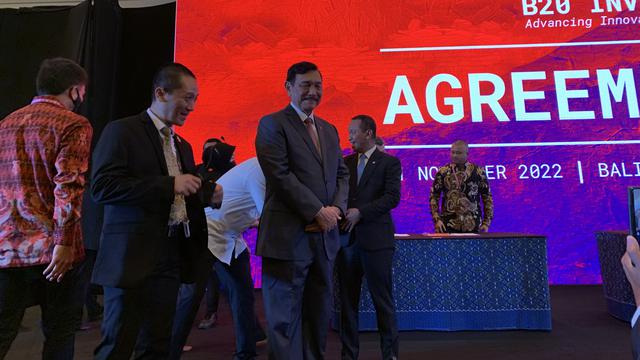 Menkomarves Luhut B Panjaitan dalam pembukaan Indonesia Net Zero Summit 2022 yang digagas oleh Kadin Indonesia dalam rangkaian acara B20 Summit di Bali Nusa Dua Convention Center, Bali pada Jumat (11/11/2022). (Liputan6/Benedikta Miranti)