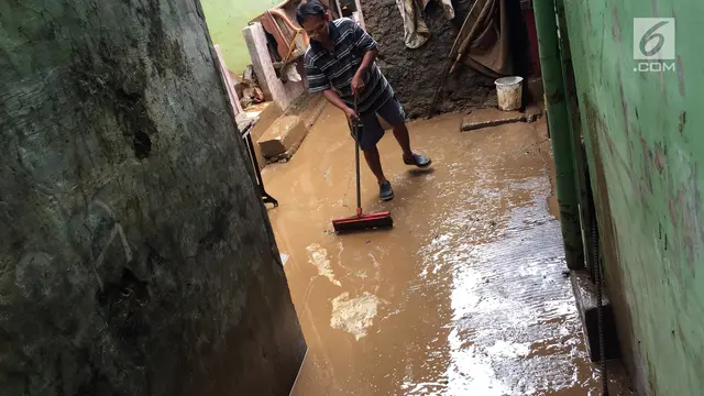 Banjir Mulai Surut, Warga Rawajati Bersihkan Rumah dari Sisa Lumpur