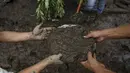 Warga menggunakan piring untuk menggali lumpur sambil mencari korban yang tertimbun bangunan pasca longsor di Desa Lumle, Nepal (30/7/2015). Tanah longsor yang dipicu hujan deras tersebut menewaskan sedikitnya 30 orang. (REUTERS/Navesh Chitrakar)