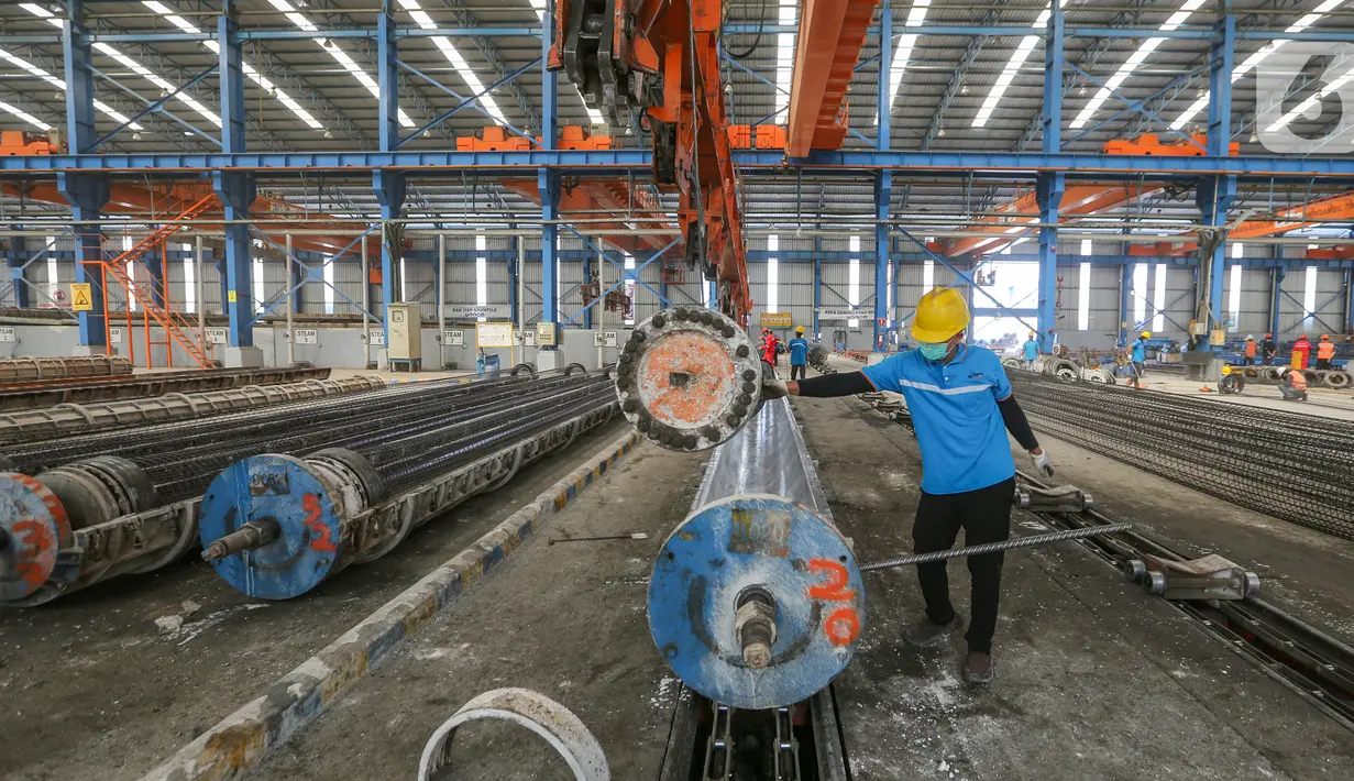Pekerja menyelesaikan pembuatan spun pile atau tiang pancang di Plant Karawang PT Waskita Beton Precast, Jawa Barat, Rabu (17/6/2020). Untuk tetap menciptakan inovasi dan meningkatkan kualitas produk menuju new normal Waskita Beton Precast menjalankan protokol kesehatan. (Liputan6.com/Fery Pradolo)