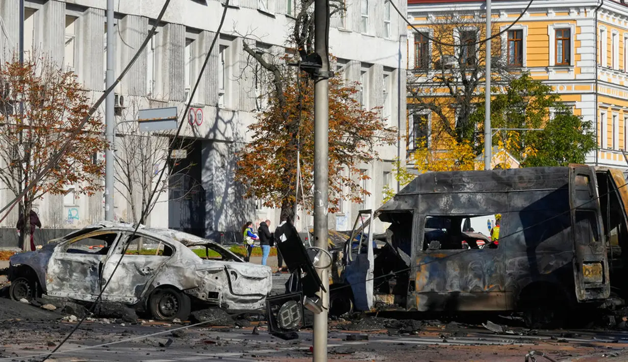 Mobil yang rusak terlihat di lokasi serangan rudal Rusia di Kiev, Ukraina, Senin (10/10/2022). Seorang warga sipil di Kiev dilaporkan meninggal dunia akibat ledakan yang ditimbulkan akibat serangan udara Rusia. (AP Photo/Efrem Lukatsky)