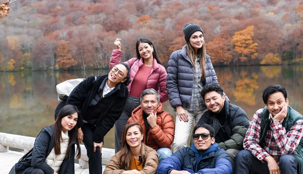 Luna pergibersama selebritas lainnya seperti Gading Marten, Desta, Vincent dan lainnya. Mereka berkunjung Amori Jepang yang memiliki pemandangan musim gugur yang cantik. (Foto: Instagram/ lunamaya)