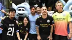Pemain Manchester City David Silva, Angelino dan Oleksandr Zinchenko foto bersama dengan penggemar selama acara promosi di Hong Kong (23/7/2019). The Citizens akan menghadapi Kitchee SC dalam laga uji cobadi Hong Kong Stadium pada 24 Juli 2019. (AFP Photo/Anthony Wallace)