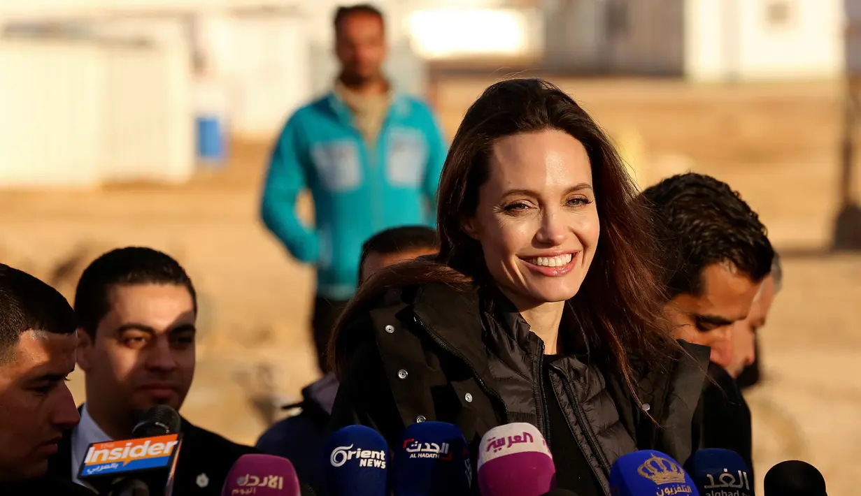 Utusan khusus lembaga pengungsi PBB, aktris Angelina Jolie saat konferensi pers di Kamp Pengungsi Suriah Zaatari di Mafraq, Yordania, Minggu (28/1). Menurut Jolie, perlu penyelesaian politik secara damai di Suriah. (Khalil MAZRAAWI/AFP)