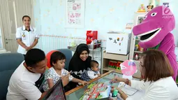 Dokter anak memberikan konsultasi kepada pasien anak dengan memberikan mainan puzzle jelang peringati Hari Anak Nasional yang jatuh pada 23 Juli 2017 di RS Siloam Asri, Jakarta, Sabtu (22/07). (Liputan6.com/Fery Pradolo)