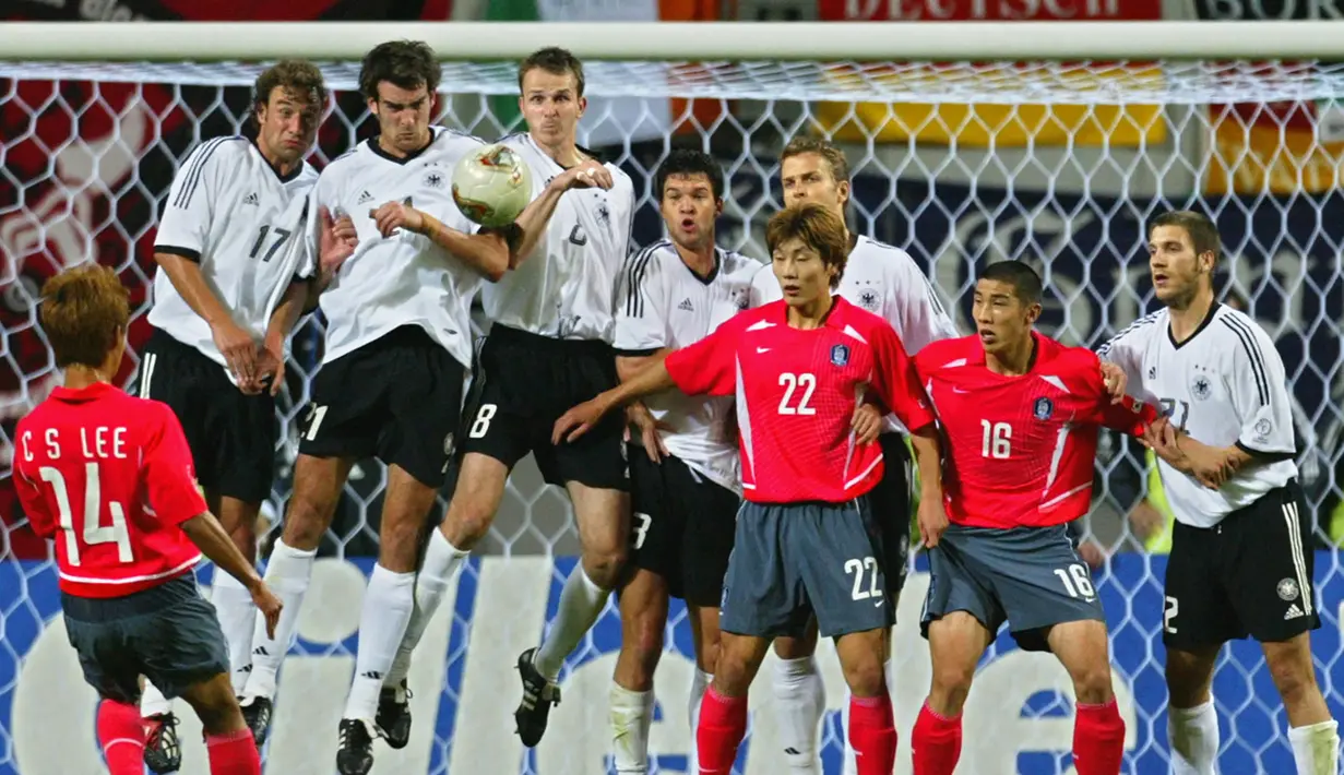 Korea Selatan. Termasuk Piala Dunia 2022, Korea Selatan telah lolos sebanyak 11 kali ke putaran final Piala Dunia dan menjadi negara Asia yang paling sering tampil. Dalam 10 edisi sebelumnya, 1954 dan 1986 hingga 2018, mereka mampu 2 kali lolos dari fase grup, yaitu di Piala Dunia 2002 dan 2010. Pada Edisi 2002 saat menjadi tuan rumah bersama Jepang, Korea Selatan melaju hingga semifinal dan harus tersingkir di tangan Jerman usai kalah 0-1. Di perebutan tempat ke-3 Korea Selatan kalah 2-3 dari Turki. Pada edisi 2010 Korea Selatan kandas di babak kedua (16 besar) usai kalah 1-2 dari Uruguay. (AFP/Greg Wood)