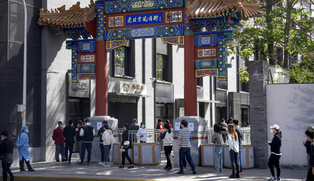<p>Orang-orang yang memakai masker mengantre untuk tes virus corona di sebuah lingkungan di distrik Dongcheng, Beijing, Selasa (26/4/2022). Beijing pada 26 April telah memulai pengujian massal untuk hampir semua 21 juta penduduknya setelah lonjakan kasus COVID-19 di tengah kekhawatiran bahwa Ibu kota China dapat ditempatkan di bawah lockdown ketat seperti yang dilakukan di Shanghai.&nbsp; (AP Photo/Mark Schiefelbein)</p>