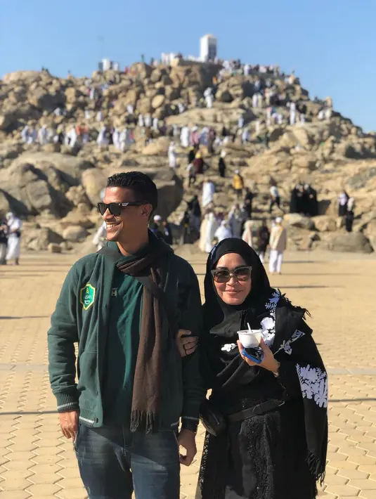 Di salah satu fotonya terlihat umi Kalsum bersama dengan pria bernama Ava Alisan yang merupakan pemandu umrahnya. Mereka pun sedang berada di depan bukit Jabal Rahmah, dan ini juga yang menjadi sorotan netizen. (Instagram/mom_ayting92_)
