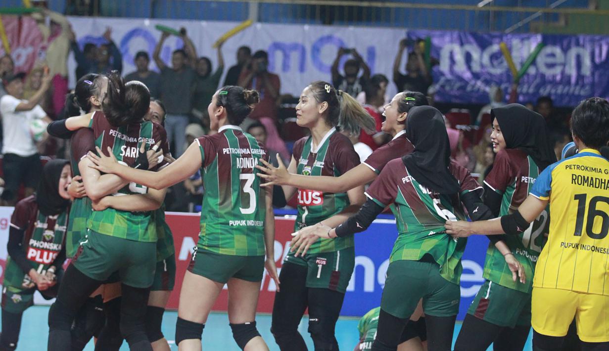 Selebrasi para pemain Tim Voli Putri Petrokimia Gresik Pupuk Indonesia setelah memetik poin penentu atas TNI AU untuk memastikan gelar juara Livoli Divisi Utama 2023 dalam laga grand final di di GOR Joyoboyo, Kediri, Sabtu (9/12/2023) malam WIB. Petrokimia Gresik Pupuk Indonesia menang 3-0 (25-21, 25-23, 25-16). (PBVSI)
