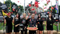 Aksi Damai PENDEKAR (Paranormal Indonesia Peduli Golkar) melakukan ruwatan di Kawasan Bundaran Patung Kuda, Jakarta (1/2/2016). Dalam aksi tersebut mereka berharap Partai Golkar agar dapat bersatu kembali. (Liputan6.com/Gempur M Surya)