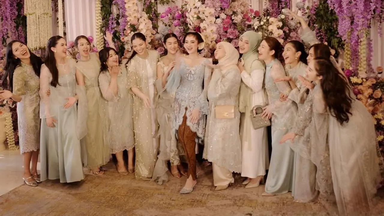 8 Detail Baju Bridesmaid di Acara Siraman dan Pengajian Syifa Hadju, Nuansa Tosca & Lace