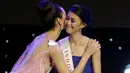 Miss Indonesia, Natasha Mannuela (kanan) mendapat ucapan selamat dari Miss Filipina Catriona Elisa Gray setelah namanya masuk ke dalam lima besar finalis ajang kecantikan Miss World 2016 di Oxen Hill, Maryland, Minggu (18/12). (REUTERS/Joshua Roberts)