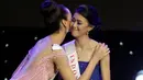 Miss Indonesia, Natasha Mannuela (kanan) mendapat ucapan selamat dari Miss Filipina Catriona Elisa Gray setelah namanya masuk ke dalam lima besar finalis ajang kecantikan Miss World 2016 di Oxen Hill, Maryland, Minggu (18/12). (REUTERS/Joshua Roberts)