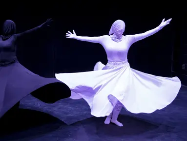 Kelompok seni Khishtan menampilkan tarian Sama atau tarian Sufi di aula teater, Teheran, Iran, 15 Oktober 2021. Sama adalah bentuk ibadah yang populer dalam tasawuf. (AP Photo/Ebrahim Noroozi)