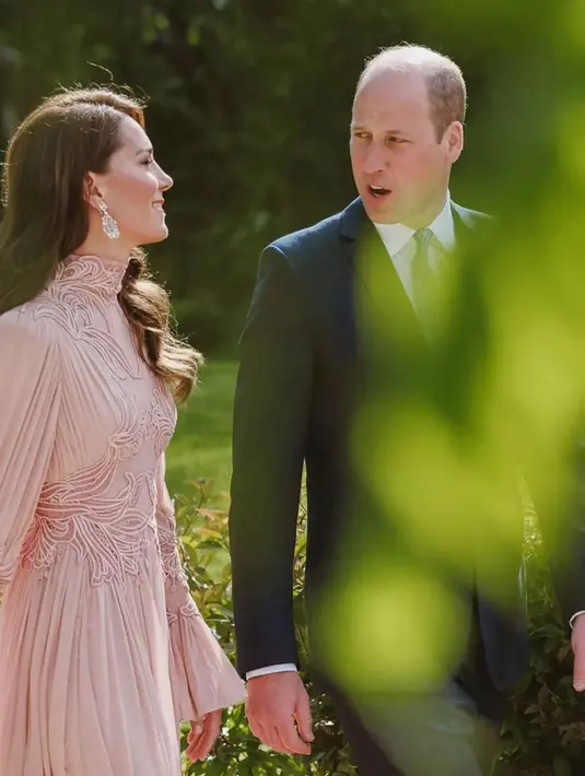 Lengan terompetnya jadi sentuhan feminin elegan di penampilan Kate Middleton [@royalinstablog]