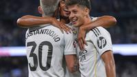 Pemain Real Madrid merayakan gol yang dicetak Arda Guler dalam pertandingan melawan Mallorca pada jornada ketiga La Liga Spanyol, Minggu (31/8/2025) dini hari WIB. (AP Photo/Manu Fernandez)