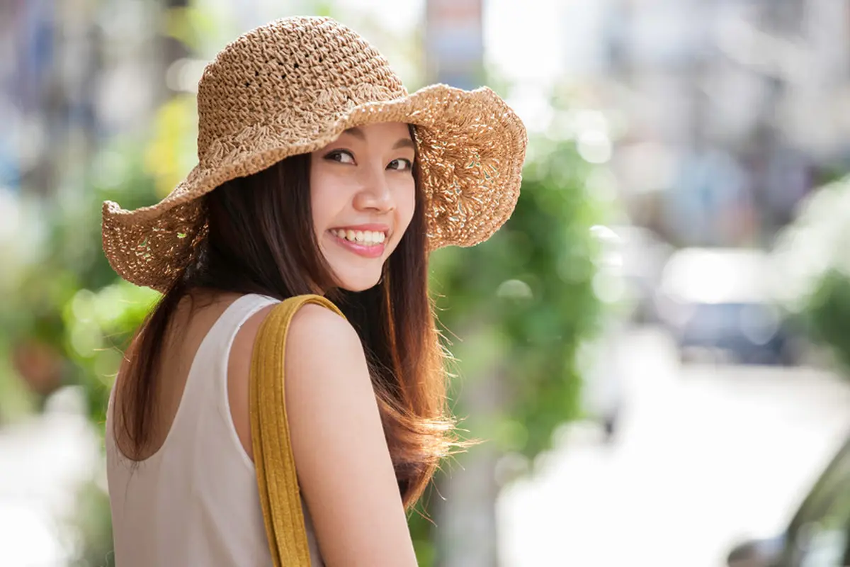 perempuan traveling bahagia tersenyum