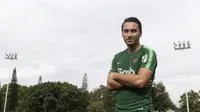 Pemain Timnas Indonesia U-23, Ezra Walian, berpose seusai latihan di Stadion Madya, Jakarta, Kamis (14/3). Latihan ini merupakan persiapan jelang Kualifikasi Piala AFC U-23. (Bola.com/Vitalis Yogi Trisna)