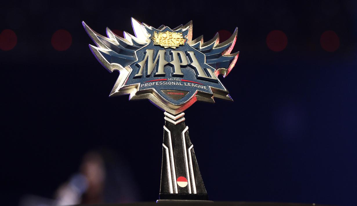 Trofi dari Turnamen e-Sports Mobile Legends: Bang Bang Profesional League (MPL) Indonesia Season 3 di Britama Arena, Jakarta, Jumat (3/5).  Sebanyak 8 tim akan bertarung di babak final MPL Season 3. (Bola.com/Yoppy Renato)
