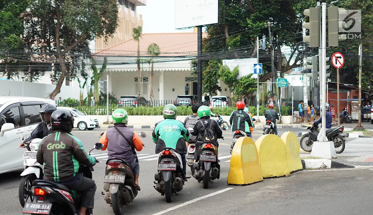 Pengendara sepeda motor melawan arus lalu lintas di perempatan lampu merah kawasan Gondangdia, Jakarta, Senin (29/4/2019). Rendahnya kesadaran tertib berlalu lintas menyebabkan para pengendara nekat melawan arus. (Liputan6.com/Immanuel Antonius)