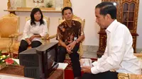 Muhammad Kusrin bersama istrinya diterima Presiden Joko Widodo di Istana Merdeka, Senin (25/1/2016). Jokowi melihat TV hasil karya Kusrin (Foto : Agus Suparto)