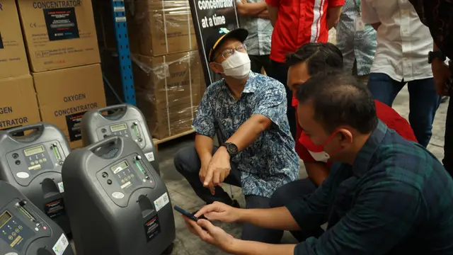 Menkes Budi Gunadi Sadikin tinjau konsentrator oksigen dari oxygen for Indonesia.