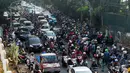 Puluhan tukang ojek berebut penumpang di depan stasiun Palmerah, Jakarta, Jumat (22/5/2015). Rebutan penumpang oleh para tukang ojek ini membuat kemacetan panjang setiap harinya. (Liputan6.com/Johan Tallo) 